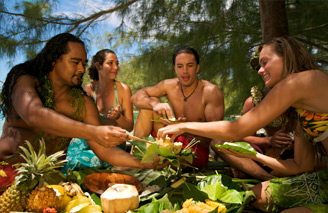 Experience a traditional island feast.  Image: Tahiti Tourism